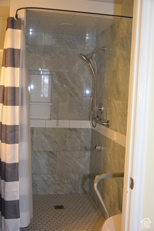 Bathroom featuring a tile shower