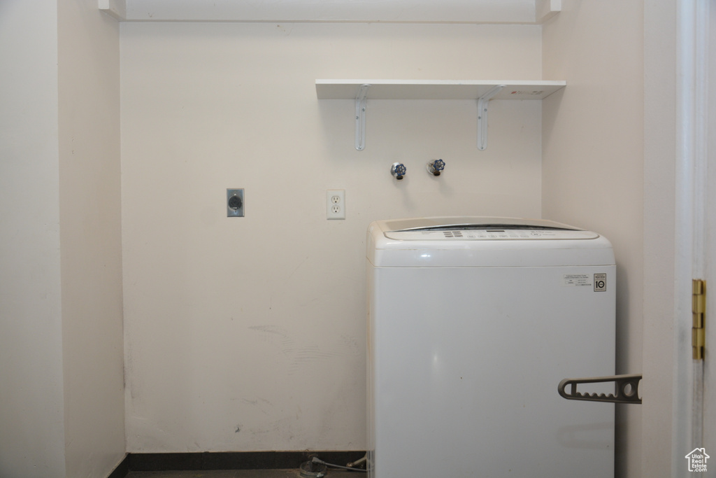 Clothes washing area with washer / dryer and laundry area