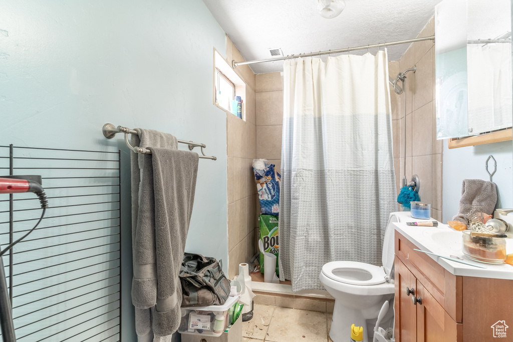 Full bath featuring visible vents, a shower with shower curtain, vanity, and toilet