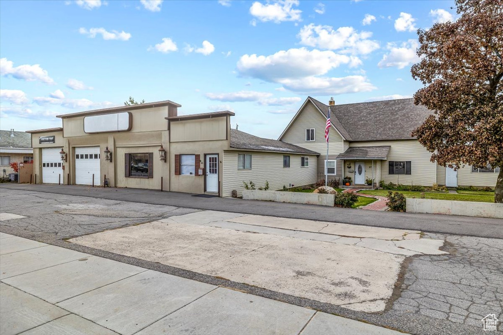 View of front facade with a garage and driveway