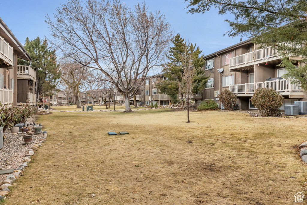 View of property\\\'s community with a yard and a residential view