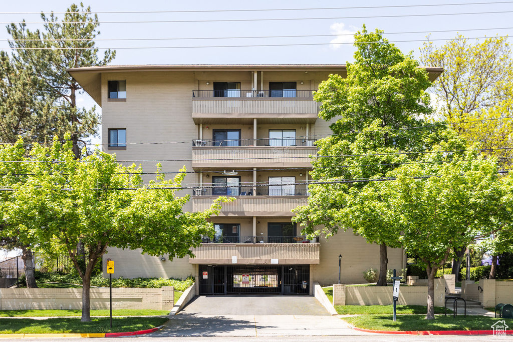 View of apartment building / complex