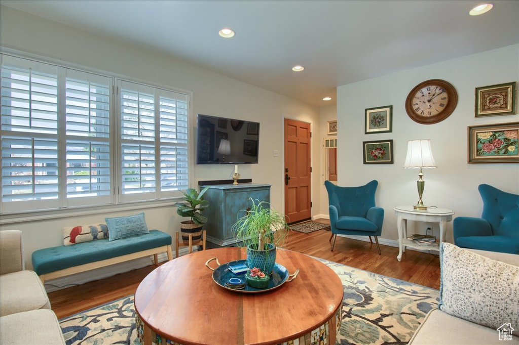 Living area with baseboards, wood finished floors, and recessed lighting