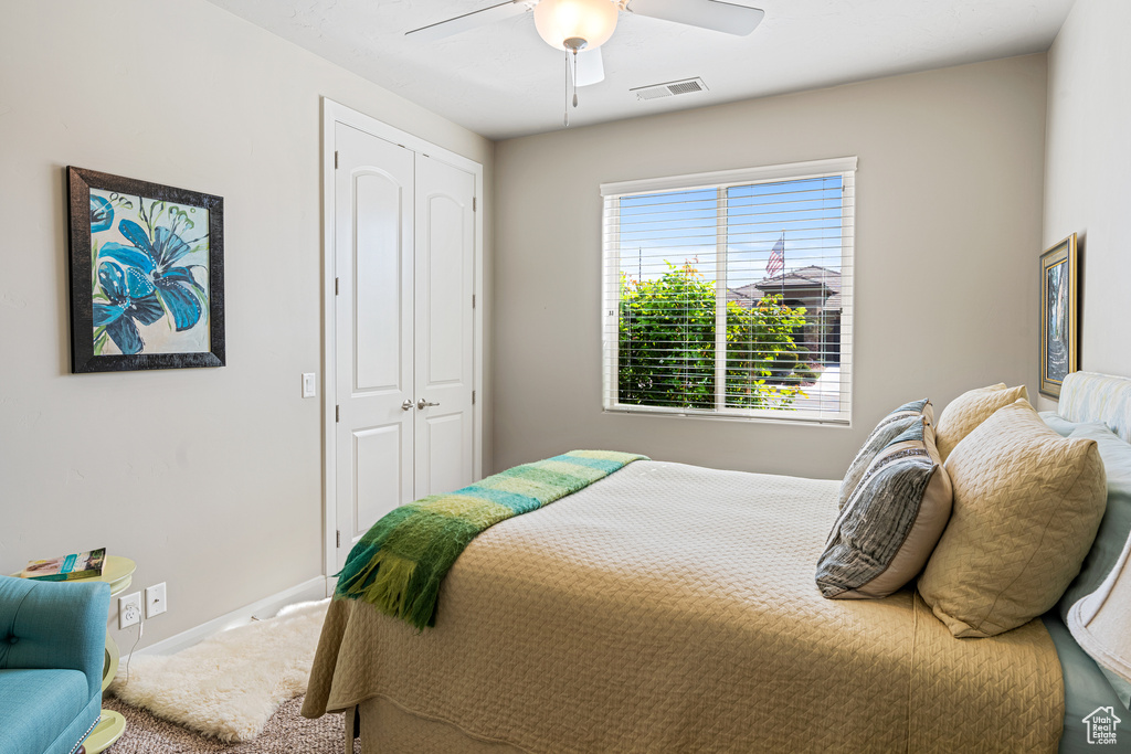 Bedroom with ceiling fan, a closet, visible vents, and baseboards