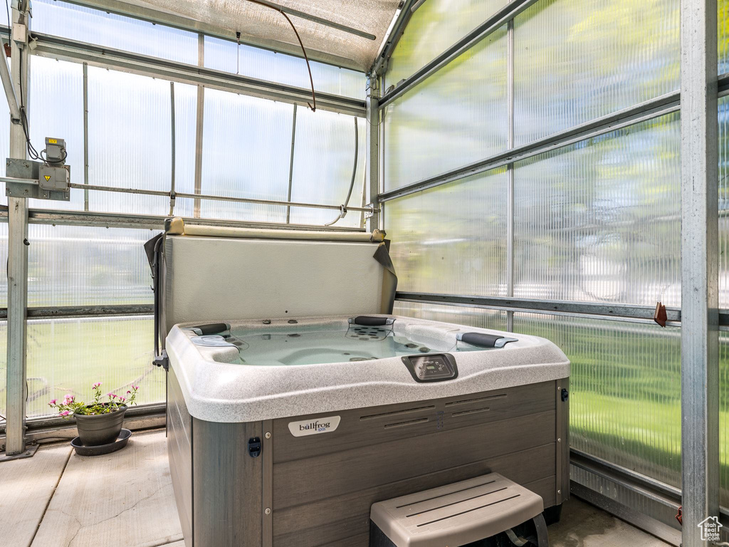 Sunroom / solarium featuring a jacuzzi