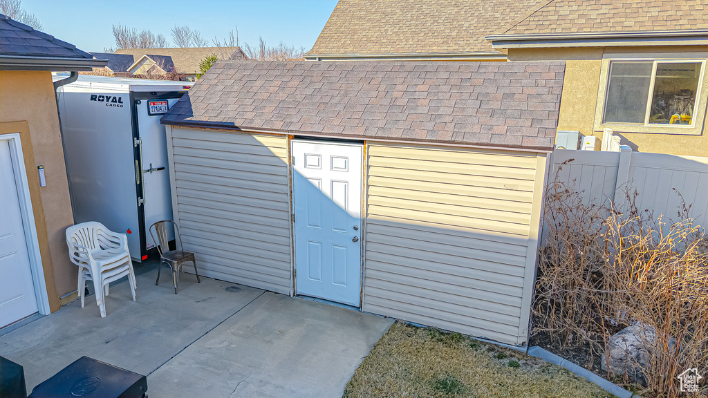 View of outdoor structure with an outdoor structure and fence