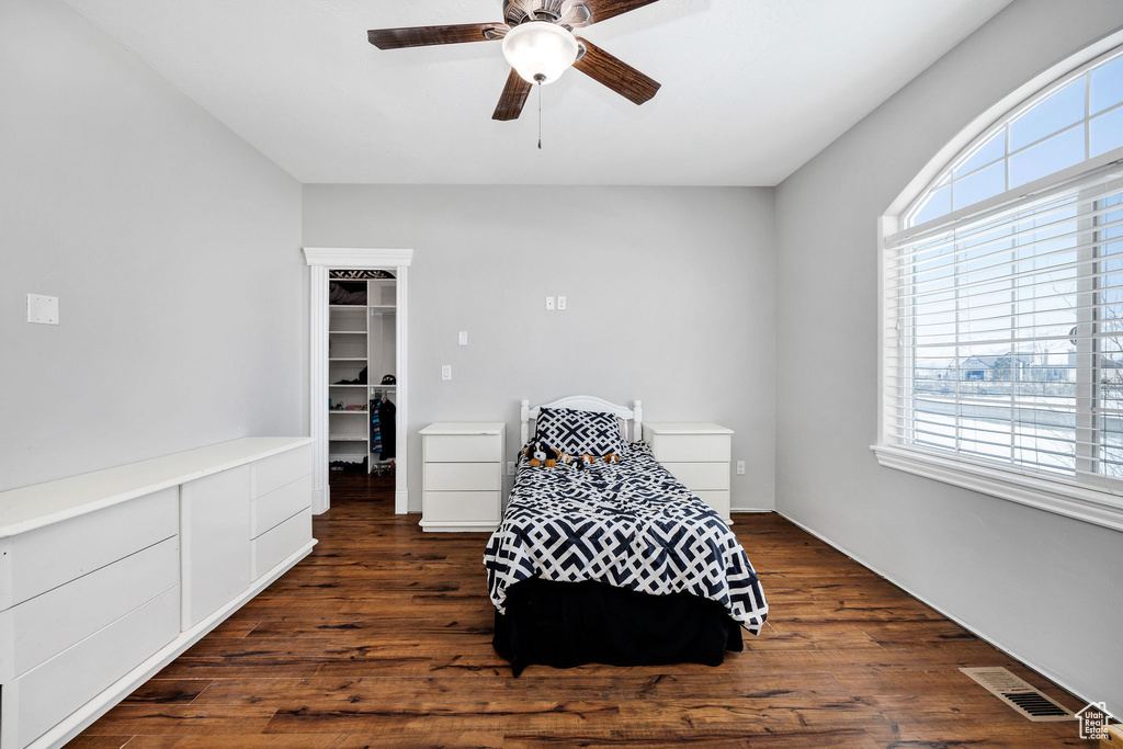 Sitting room featuring wood finished floors, visible vents, and ceiling fan