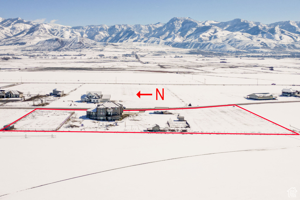 Snowy aerial view with a mountain view