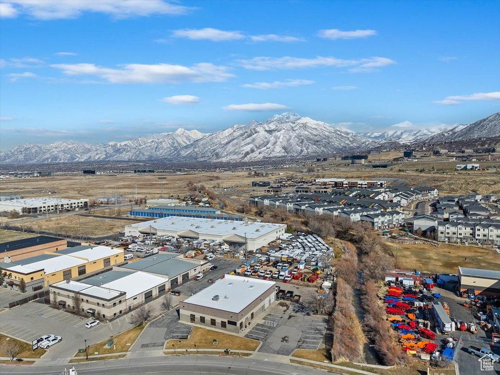 Aerial view with a mountain view