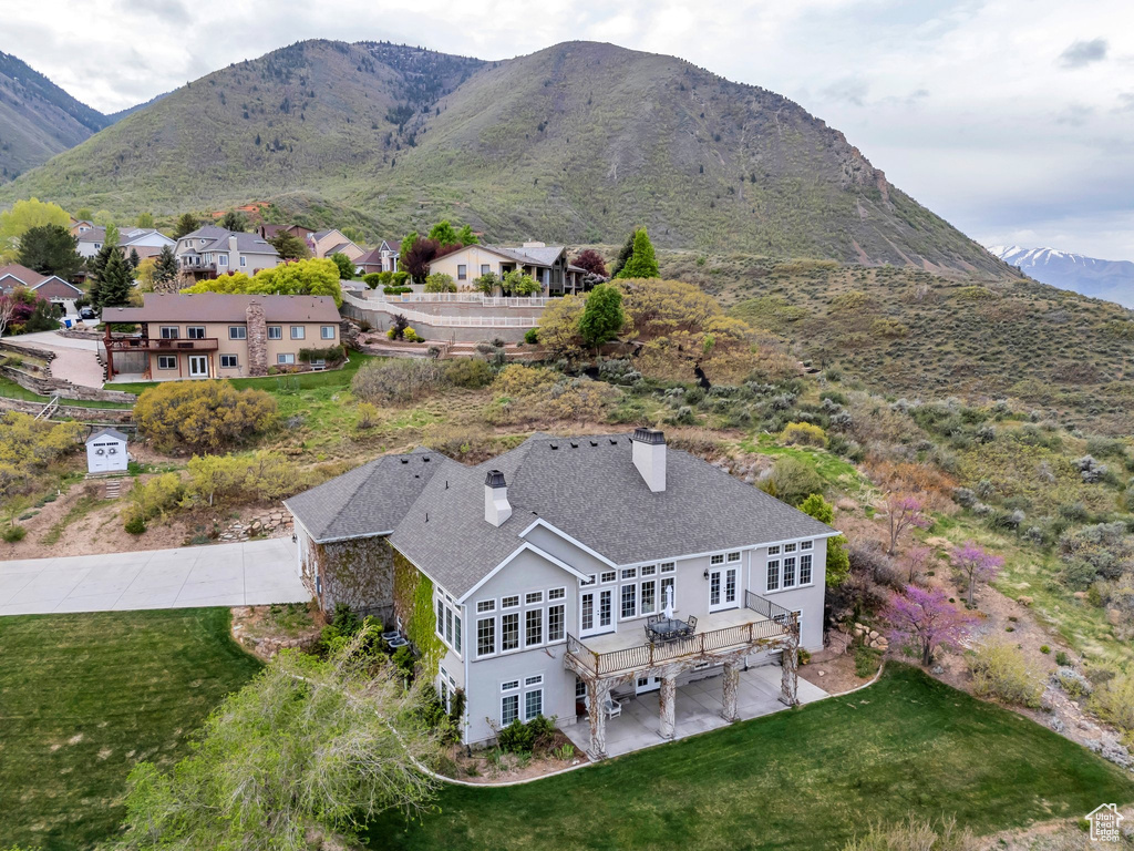 Aerial view with a mountain view