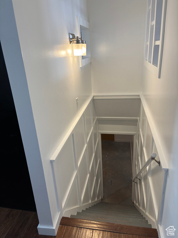 Stairway featuring a decorative wall