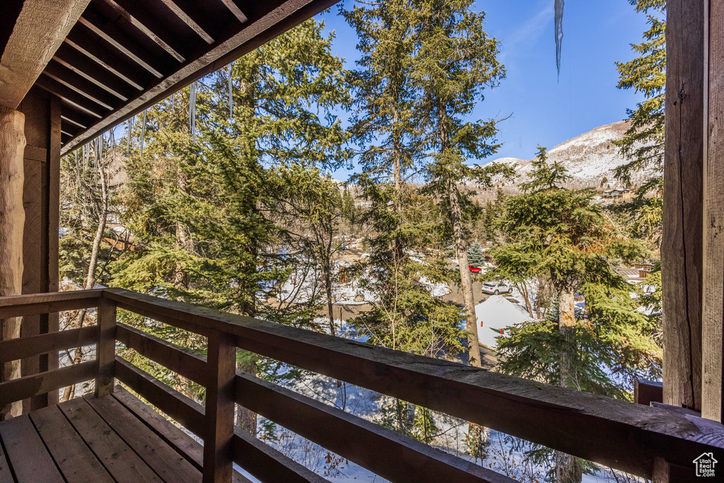 Balcony featuring a mountain view