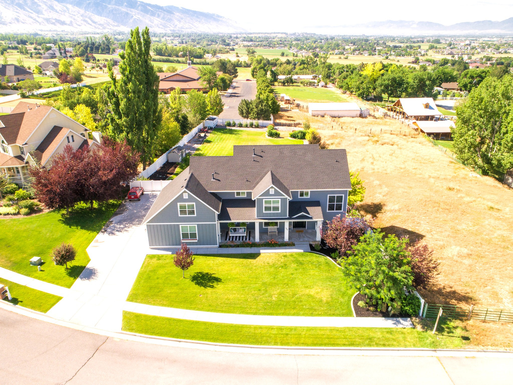 Aerial view with a mountain view