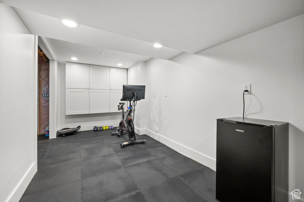 Workout room with recessed lighting and baseboards
