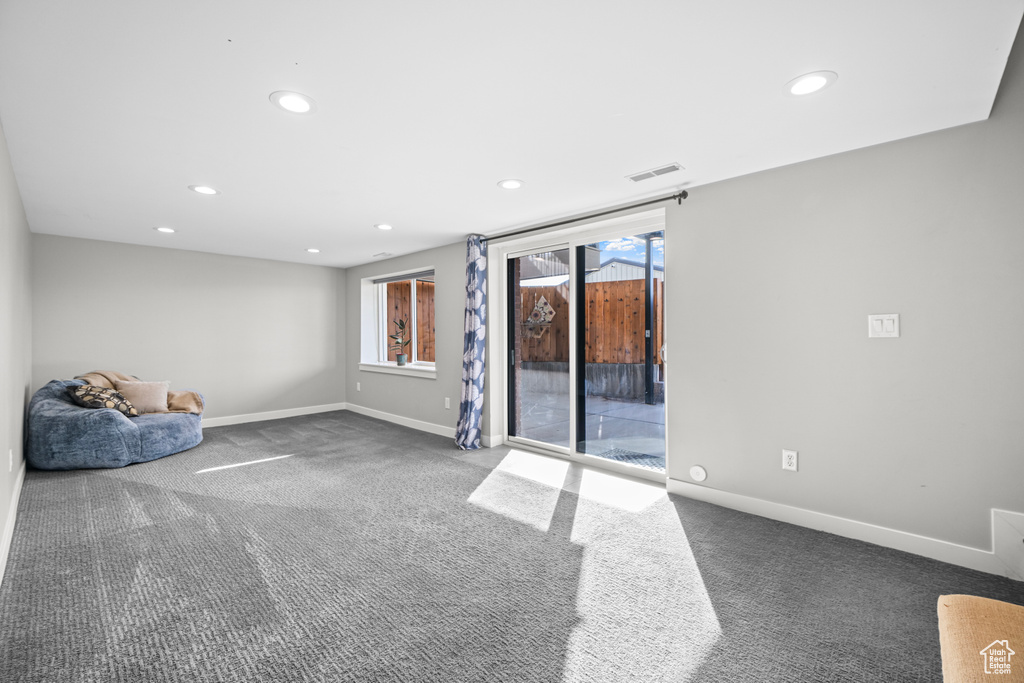 Unfurnished room featuring recessed lighting, visible vents, baseboards, and carpet flooring