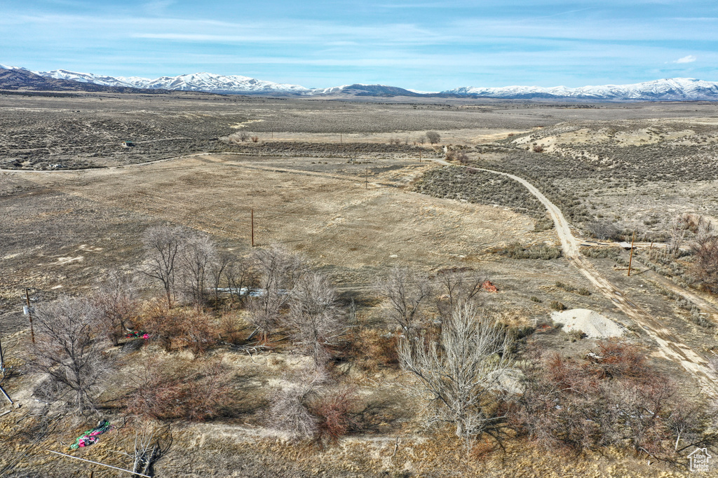 Bird\\\'s eye view with a mountain view