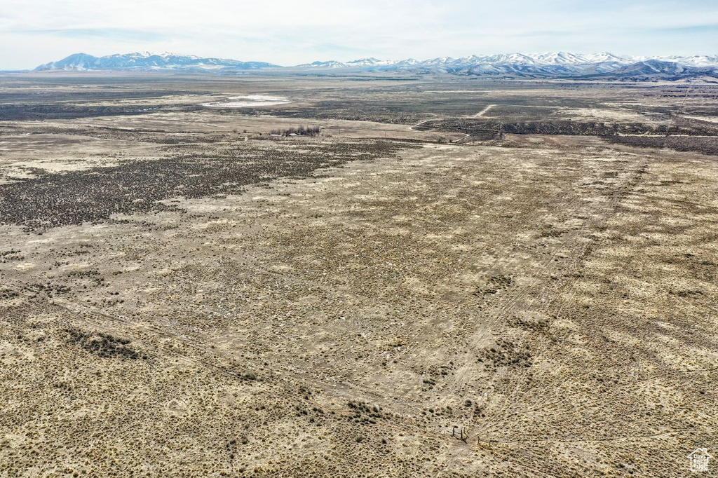Bird\\\'s eye view featuring a mountain view