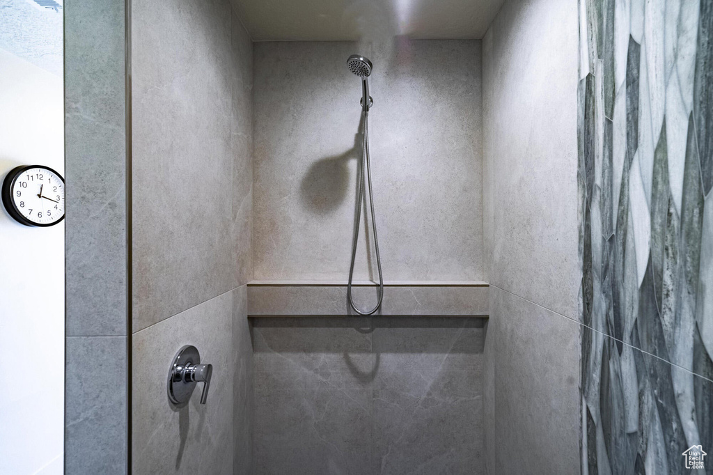 Room details featuring a tile shower