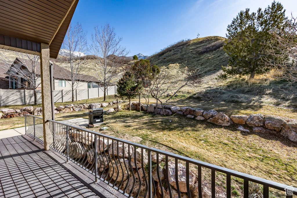 Balcony featuring a mountain view