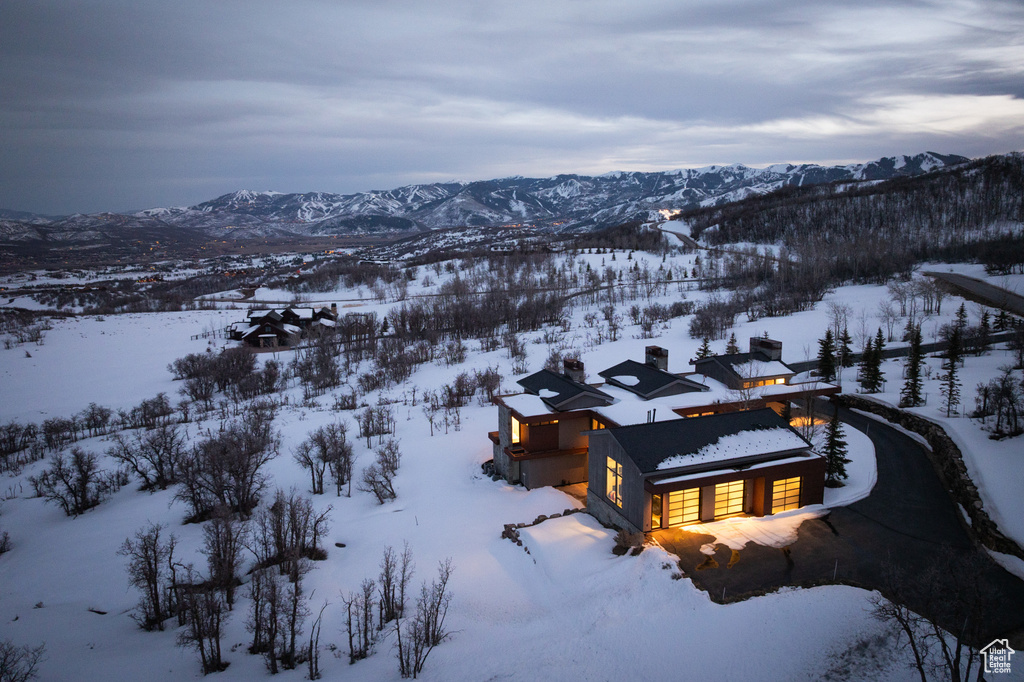 Aerial view of property and surrounding area with mountains