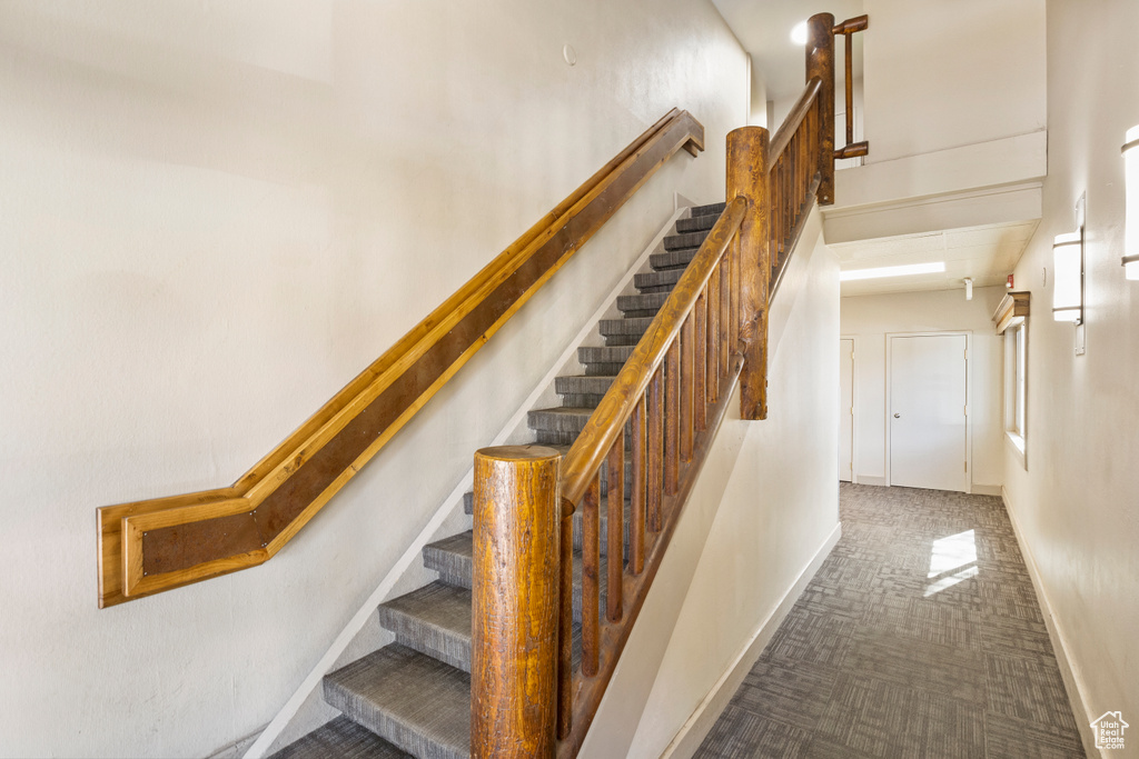 Staircase featuring baseboards