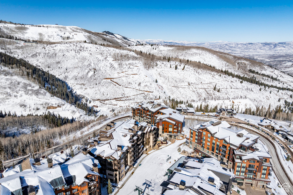 Snowy aerial view featuring a mountain view