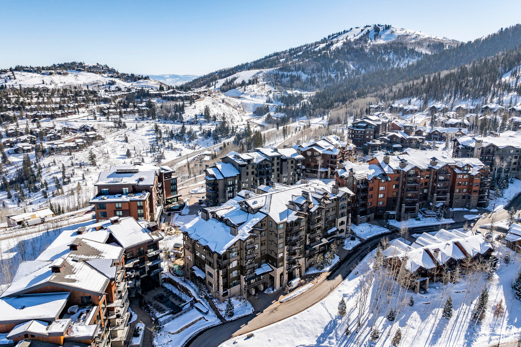 Snowy aerial view featuring a mountain view