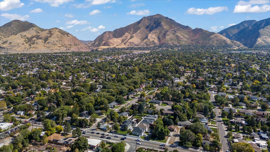 Bird\'s eye view with a mountain view