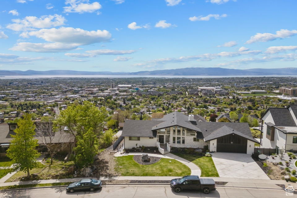 Birds eye view of property featuring a mountain view
