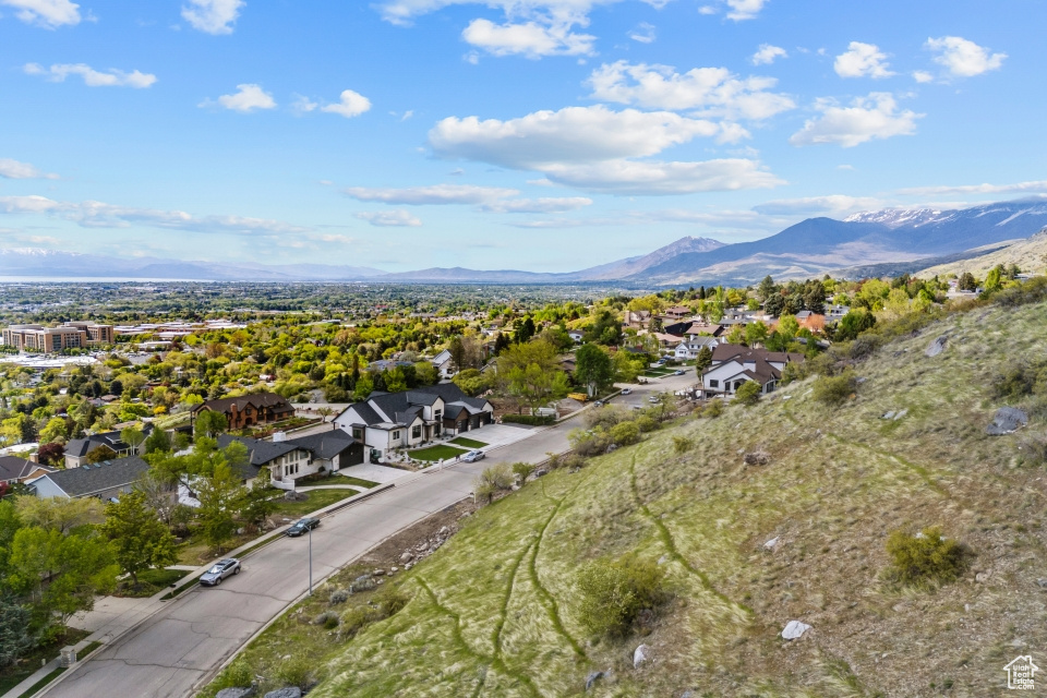 Bird's eye view featuring a residential view and a mountain view