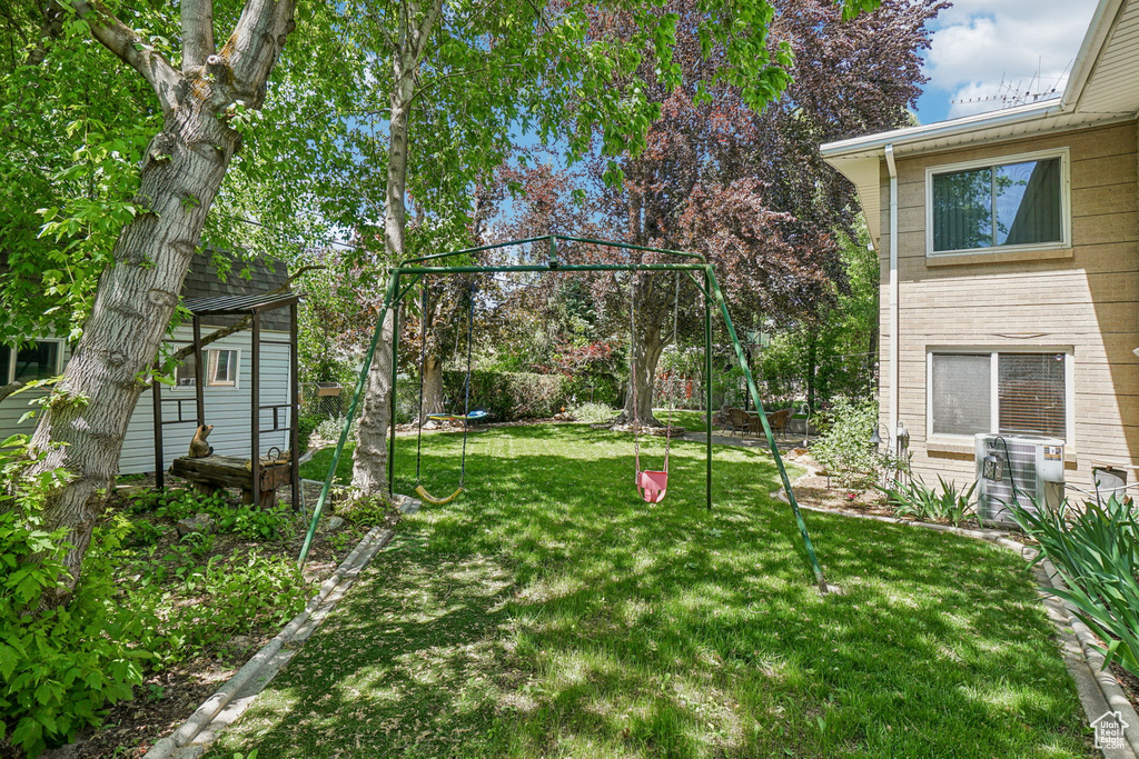 View of grassy yard