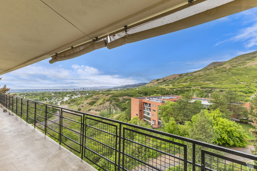 Balcony featuring a mountain view