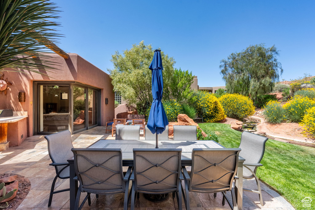 View of patio / terrace with outdoor dining space