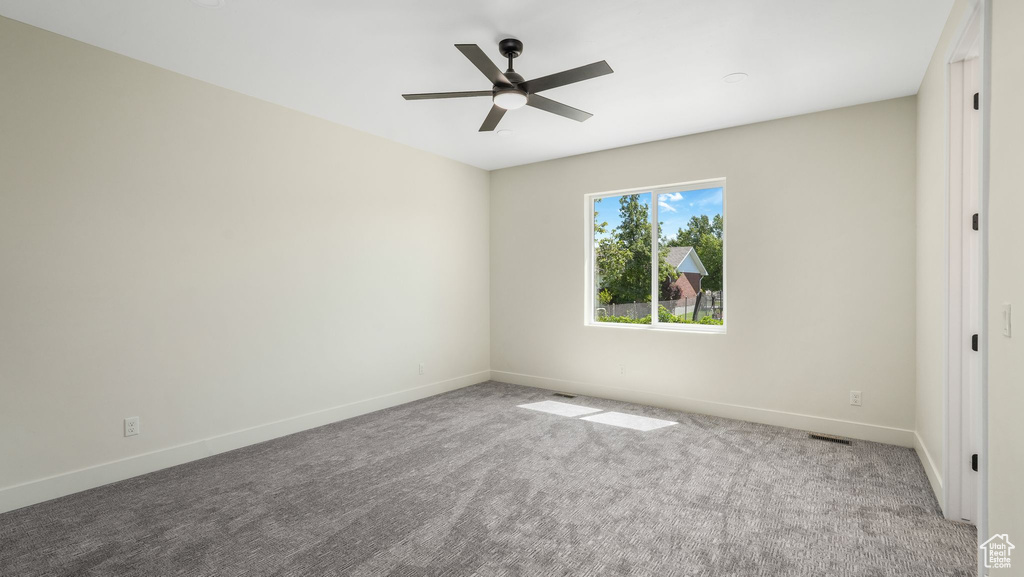 Unfurnished room with carpet and a ceiling fan