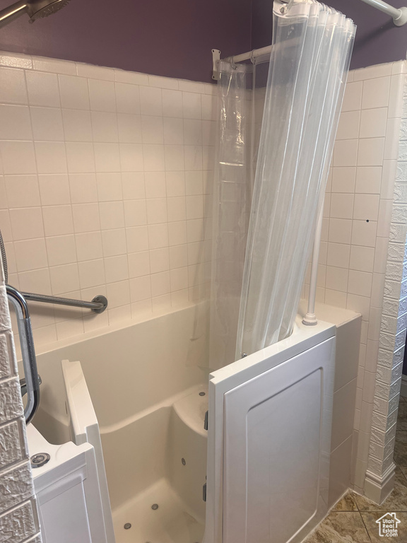 Bathroom with shower / bath combo with shower curtain