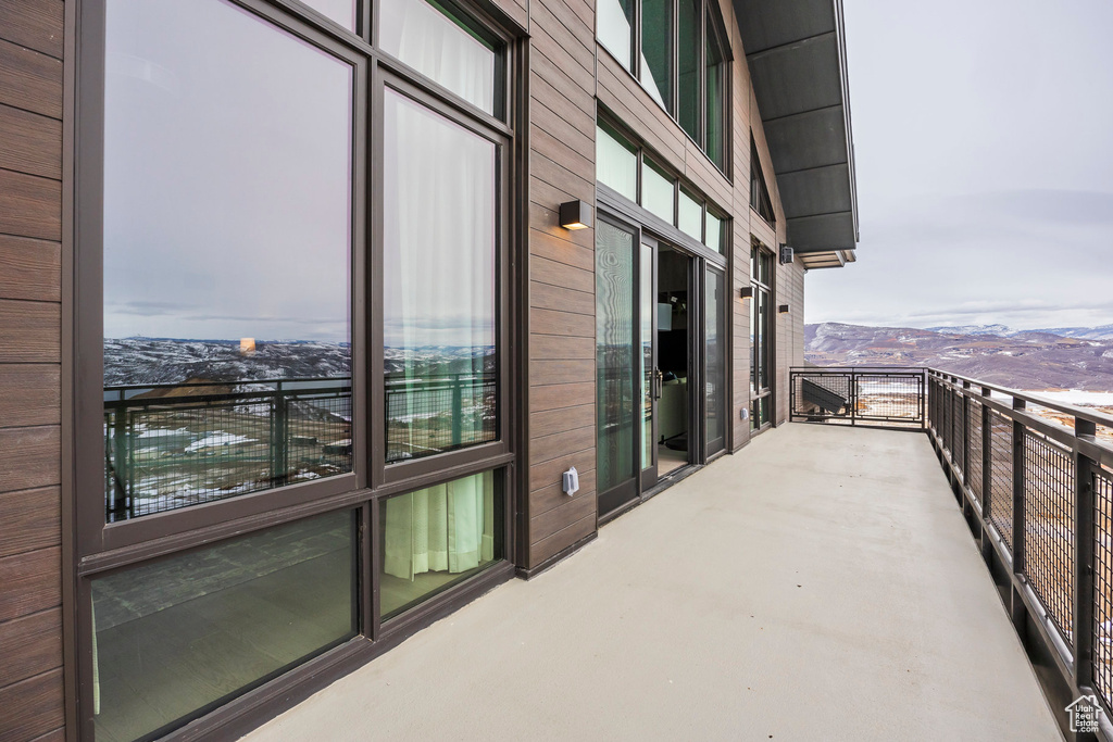 Balcony featuring a mountain view