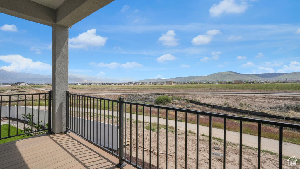 Balcony featuring a mountain view