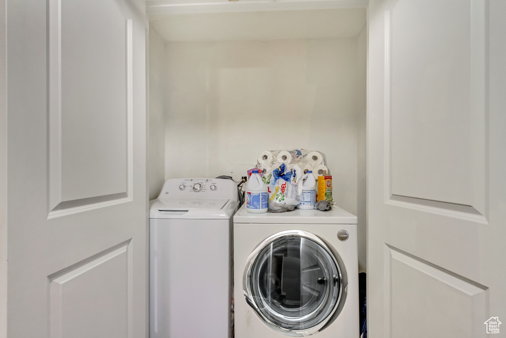 Clothes washing area with laundry area and independent washer and dryer
