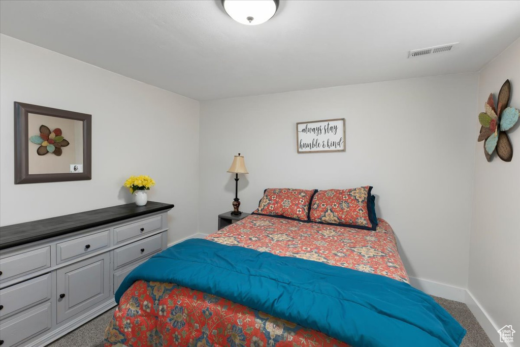 Bedroom with carpet flooring, baseboards, and visible vents