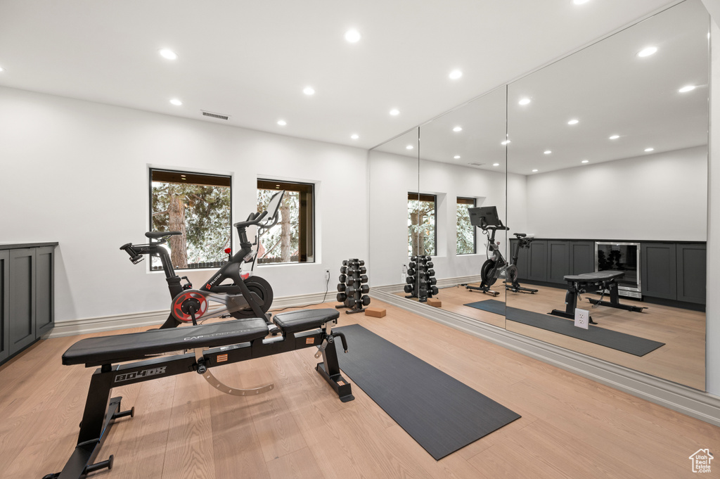 Exercise area with visible vents, recessed lighting, baseboards, and light wood-style floors
