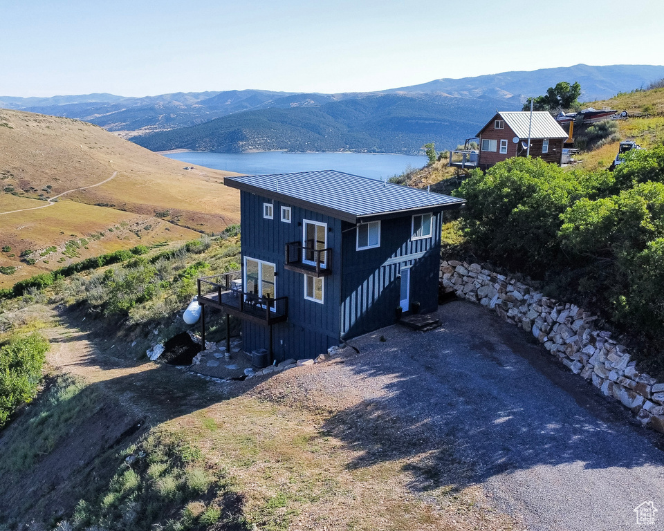 Birds eye view of property featuring a mountain view