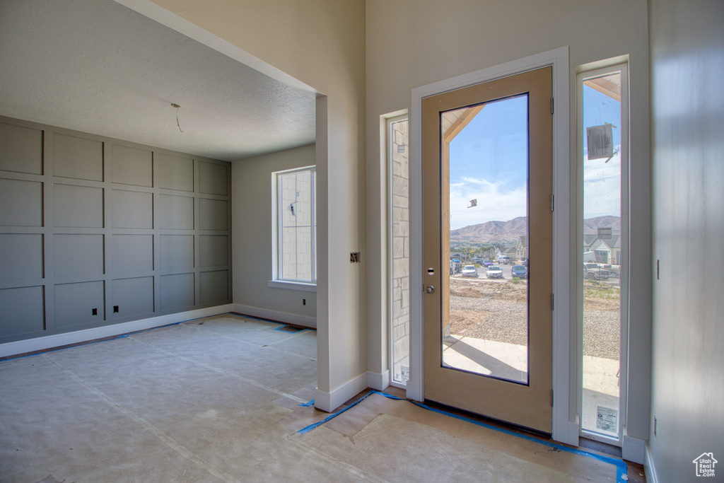 Foyer featuring a mountain view and baseboards