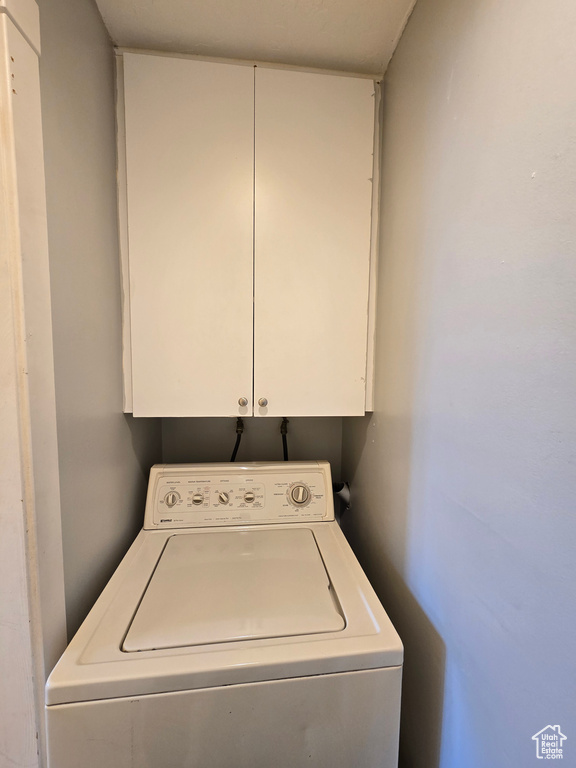 Laundry area with washer / clothes dryer and cabinet space