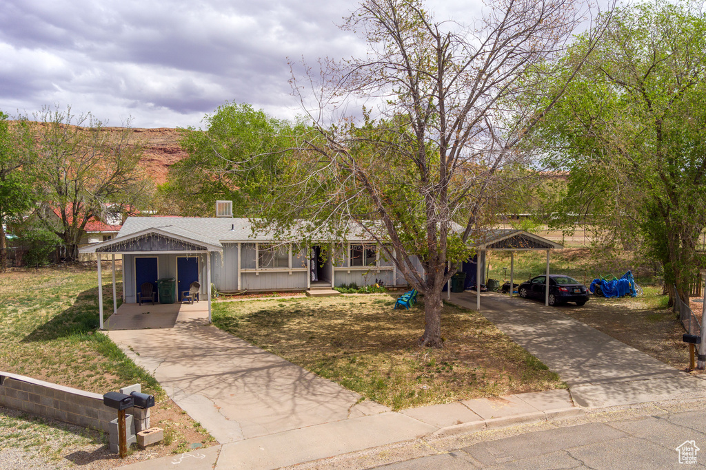 Ranch-style house featuring driveway