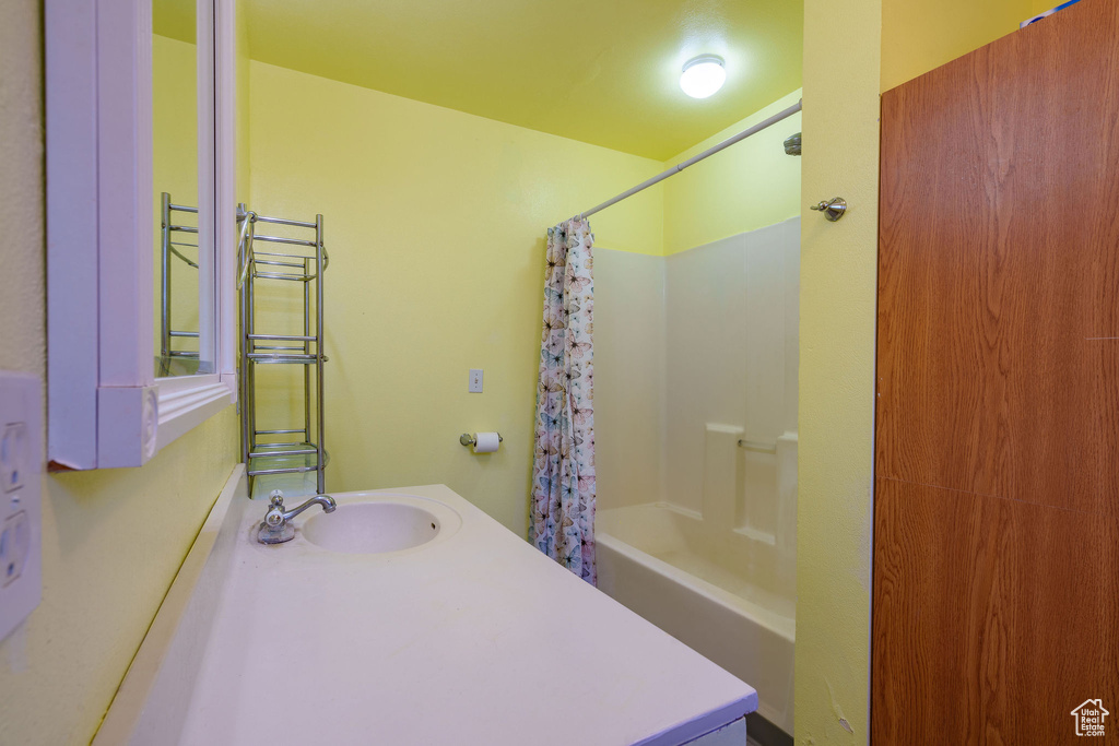 Bathroom with vanity and shower / bath combo with shower curtain