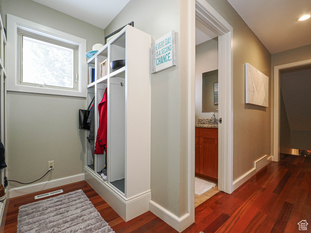 Mudroom featuring visible vents, a sink, wood finished floors, recessed lighting, and baseboards