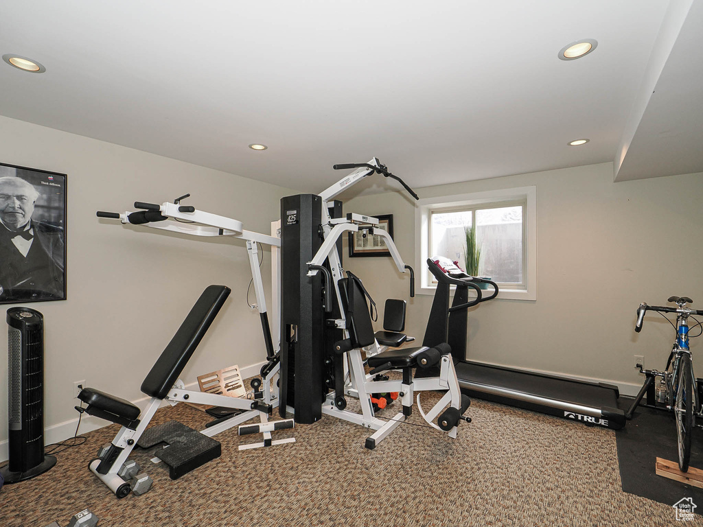 Workout room featuring recessed lighting and baseboards