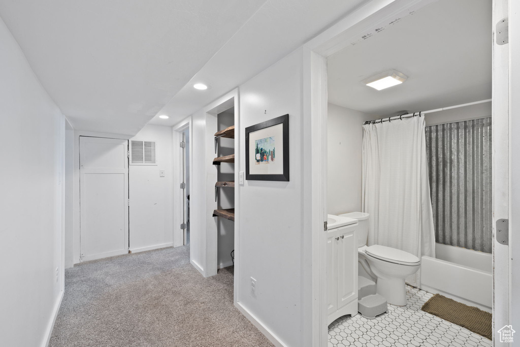 Full bathroom featuring vanity, visible vents, recessed lighting, shower / bath combo, and toilet