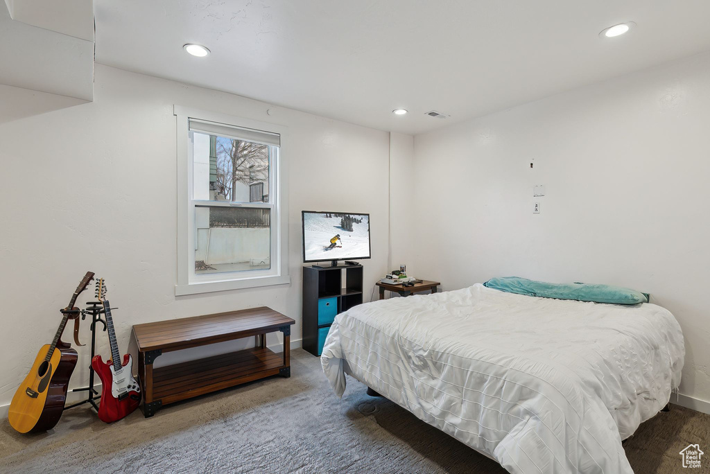 Bedroom featuring visible vents, recessed lighting, carpet flooring, and baseboards