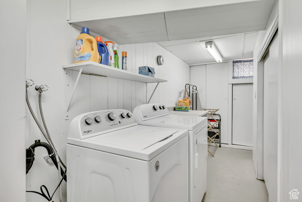 Washroom with washer and dryer